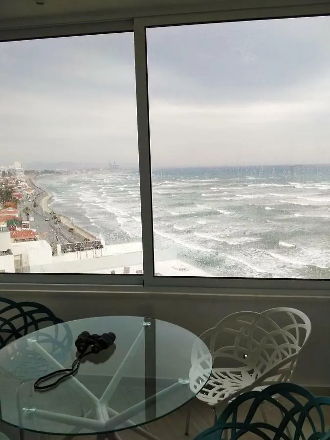 Beachfront Skyline Retreat 1Br Pool Central Apartament Larnaca