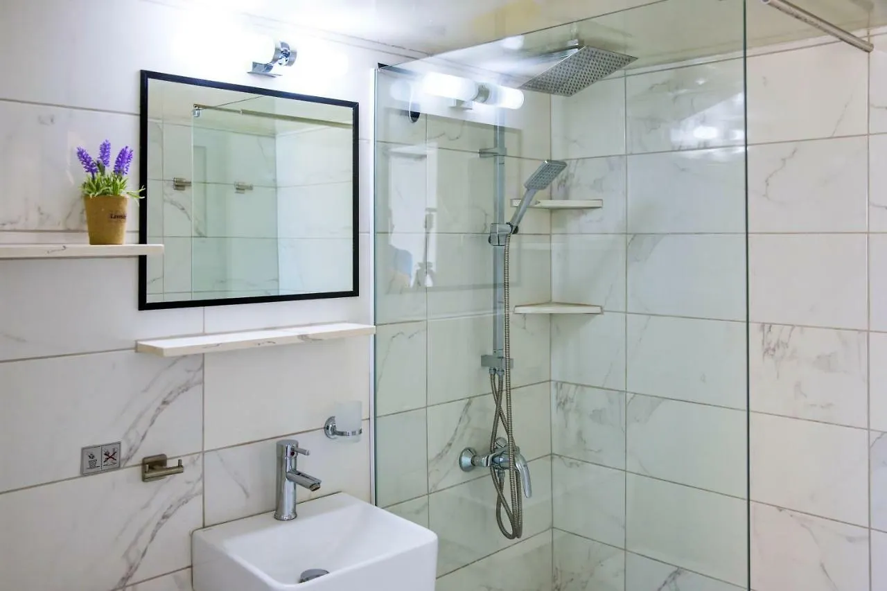 Beachfront Skyline Retreat 1Br Pool Central 0*, Larnaca