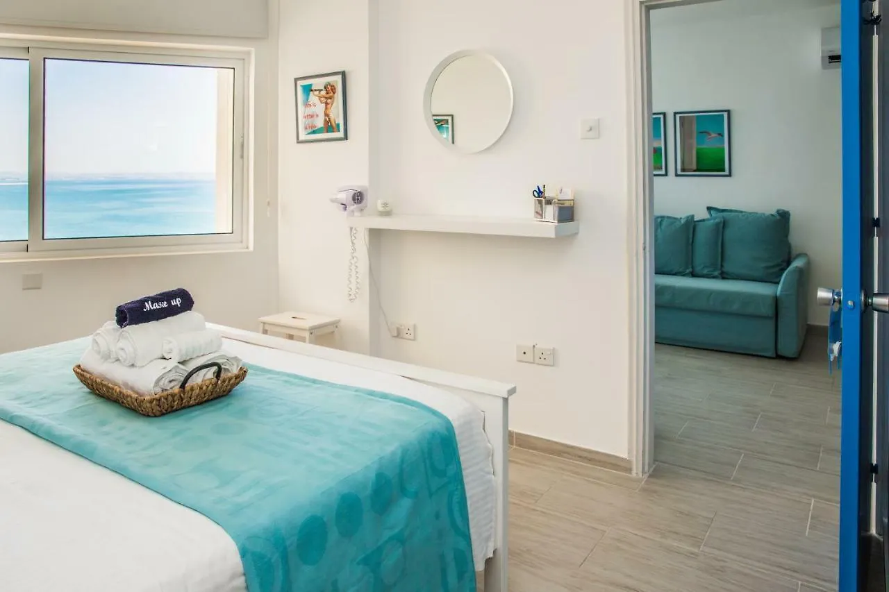 Beachfront Skyline Retreat 1Br Pool Central 0*, Larnaca