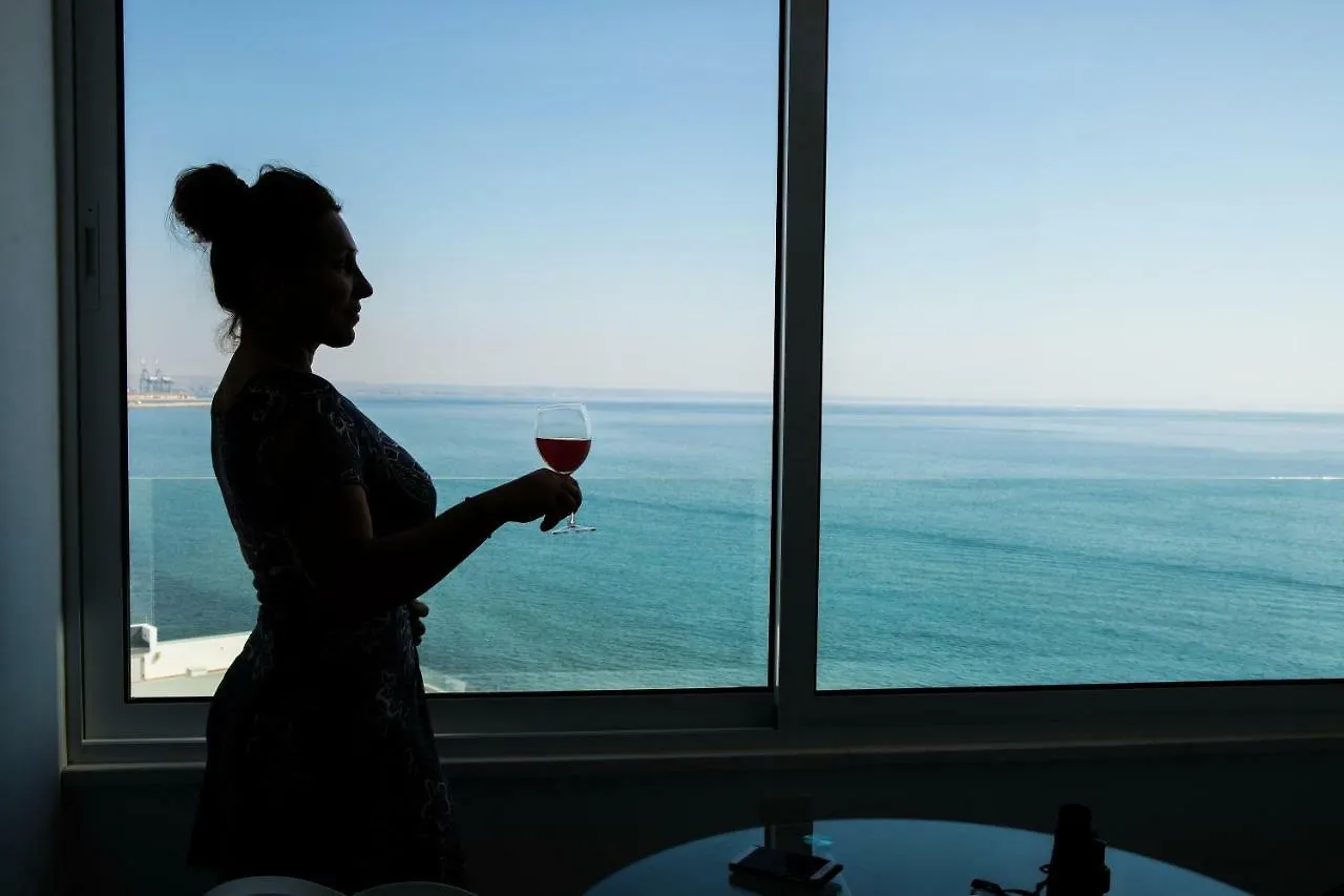 Beachfront Skyline Retreat 1Br Pool Central Larnaca